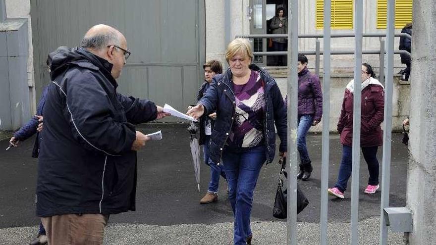 La CIG repartió octavillas entre los trabajadores. // Bernabé/Javier Lalín