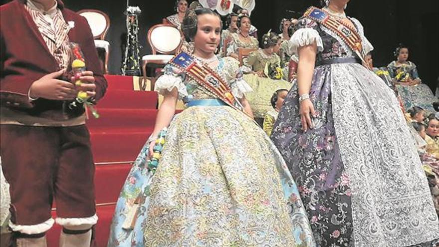 Vanessa Pla y Lucía Sayago lucen como falleras mayores de El Grill