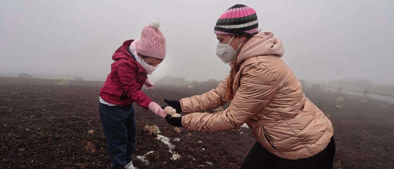 Una mujer y un niño juegan el pasado lunes en el Parque Nacional del Teide