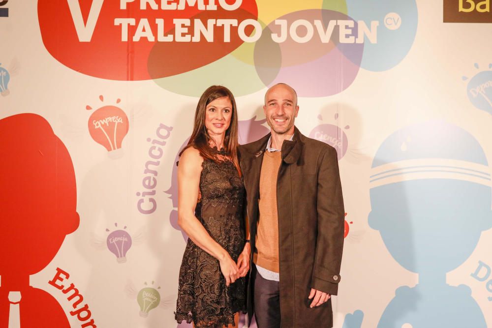 Los invitados posan en el photocall de los premios Talento Joven CV.