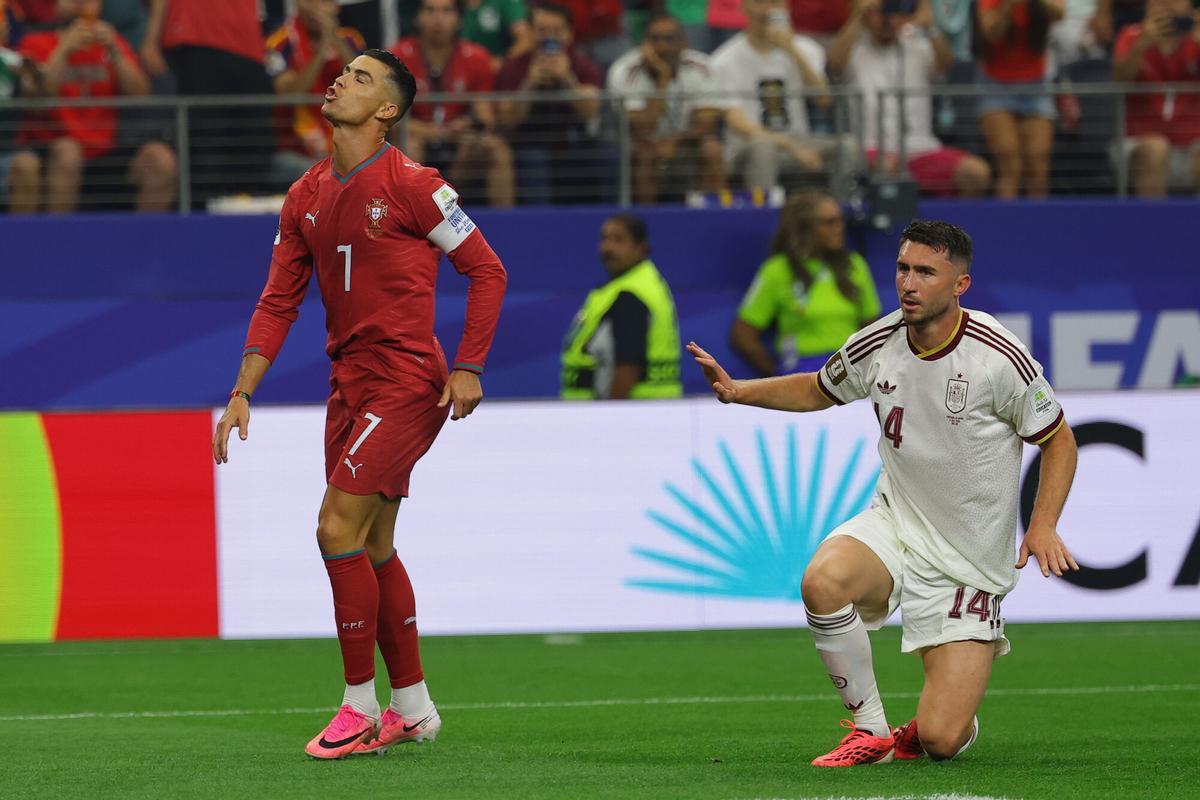 Cristiano Ronaldo se lamenta tras una acción del partido. Cristiano Ronaldo se lamenta tras una acción del partido.