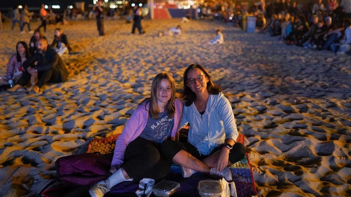Lia y Egara con sus fiambreras en la Playa del Bogatell