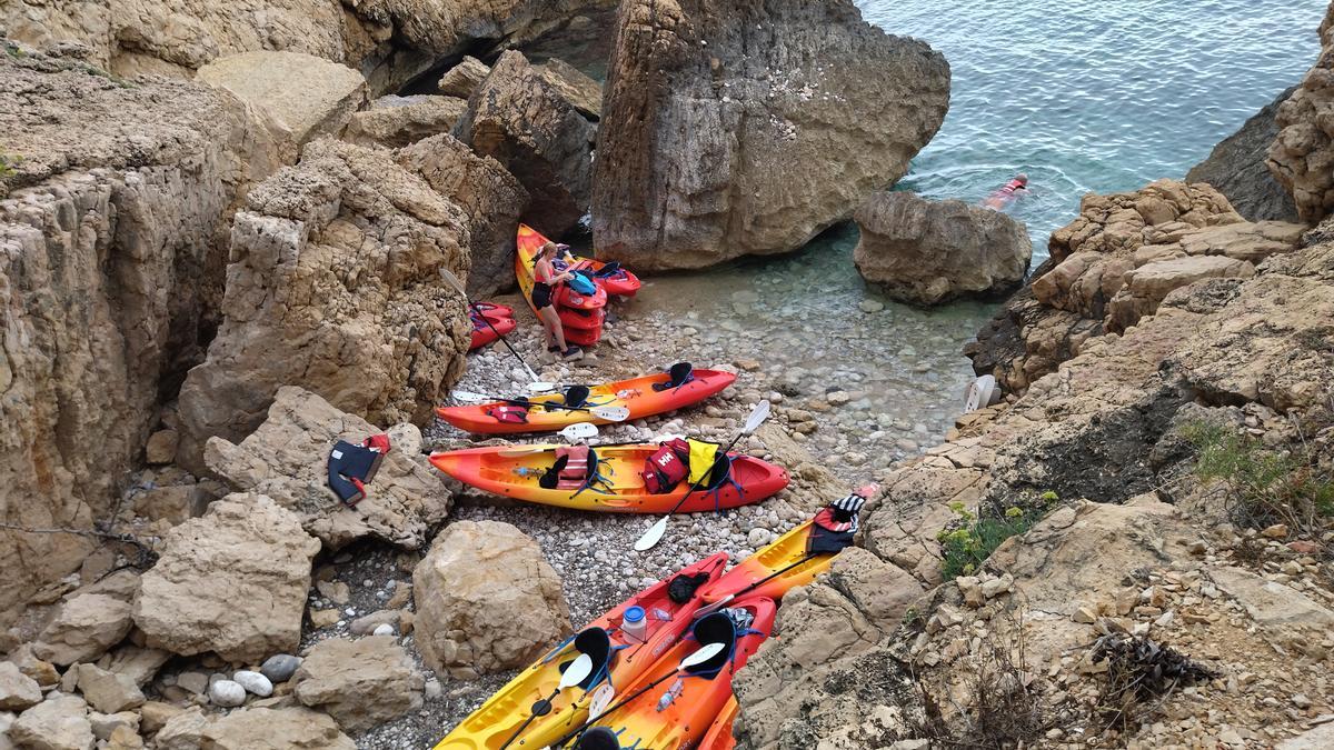 Kayaks varados en una de las pequeñas calas del Tangó de Xàbia, en la reserva marina del cabo de Sant Antoni