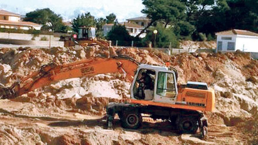 Las máquinas ya trabajan en la construcción del aparcamiento en el solar municipal.