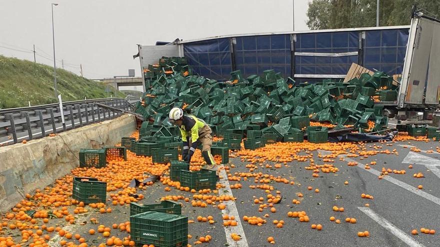 Un camión de naranjas vuelca en la A-4 y provoca retenciones durante una hora en Córdoba