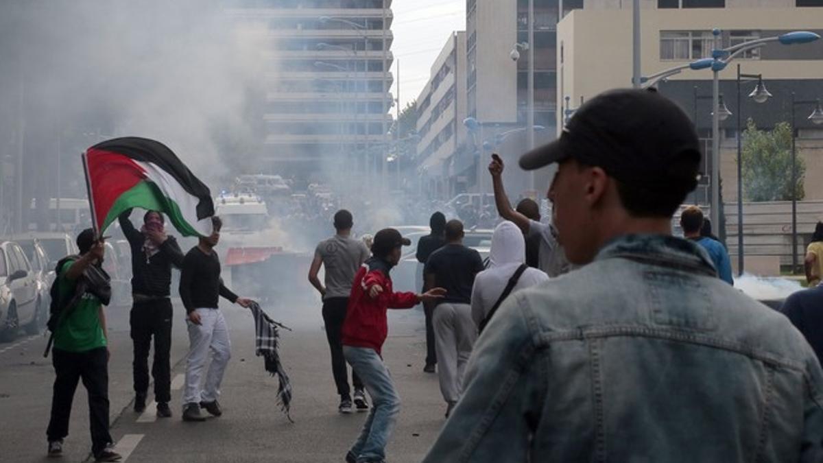 Manifestantes propalestinos se enfrentan a la policía, este domingo en Sarcelles, un barrio al norte de París.