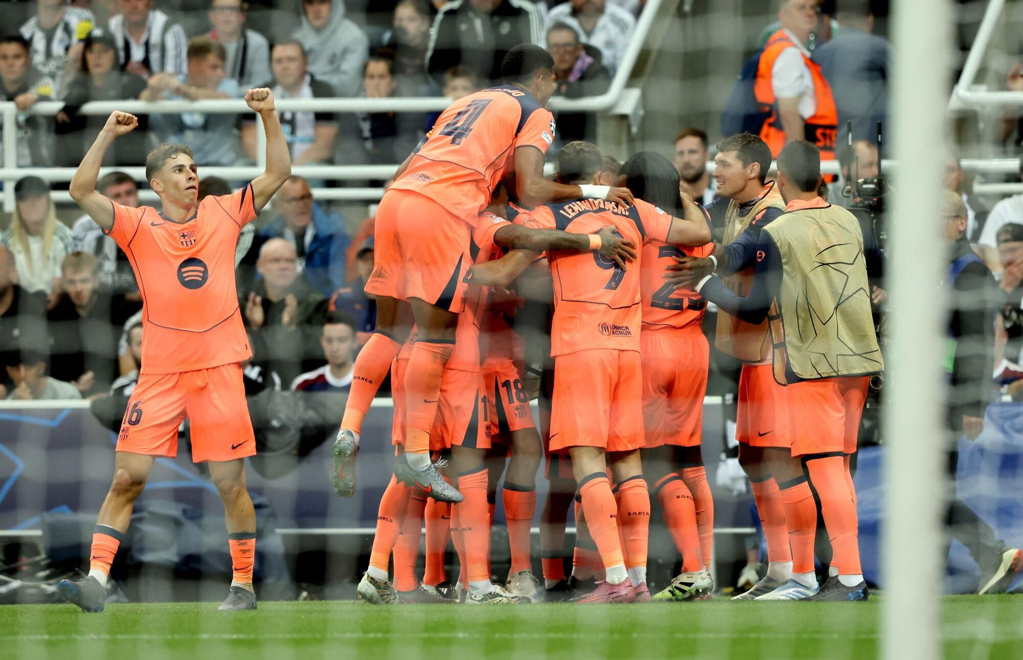 NEWCASTLE (United Kingdom), 18/09/2025.- Barcelona players celebrate after scoring the opening goal during the UEFA Champions League league phase match between Newcastle United and Barcelona in Newcastle, Britain, 18 September 2025. (Liga de Campeones, Reino Unido) EFE/EPA/ALEX DODD
