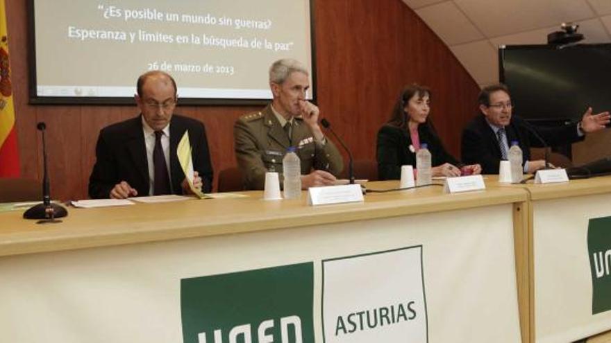 Kike Figaredo participa en  la UNED en un coloquio sobre  conflictos bélicos