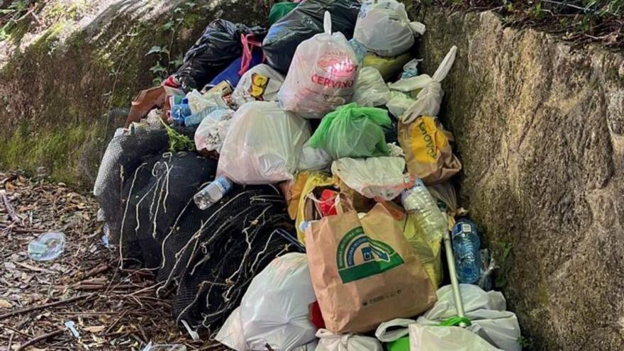 Bolsas de basura acumulada en San Xián.   | // S.Á.