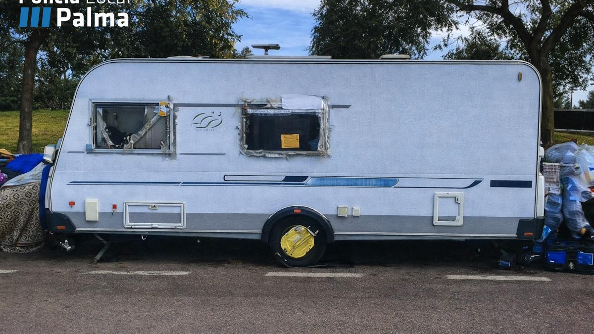 La caravana en la que vivía la pareja, en el polígono de Son Malferit, en Palma.