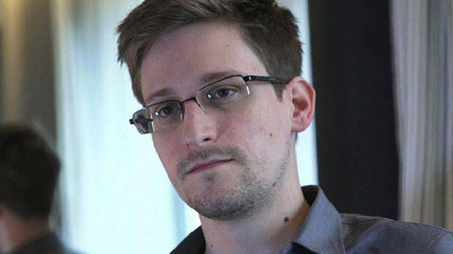 Aterriza en Moscú el avión en el que viajaba Snowden, que busca asilo en Quito