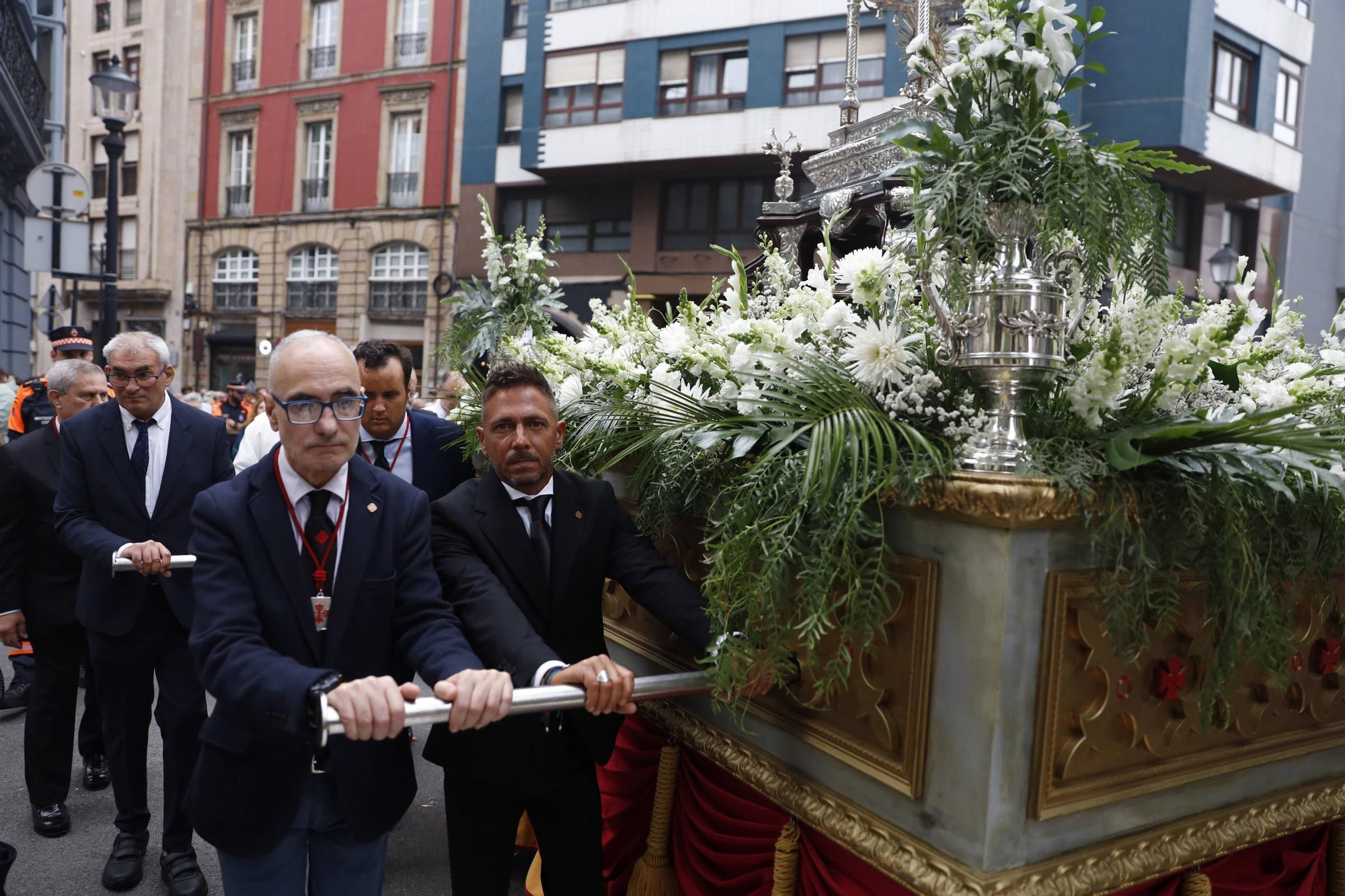 Pétalos, incienso, niños... así fue la procesión del Corpus Christi en Gijón (en imágenes)