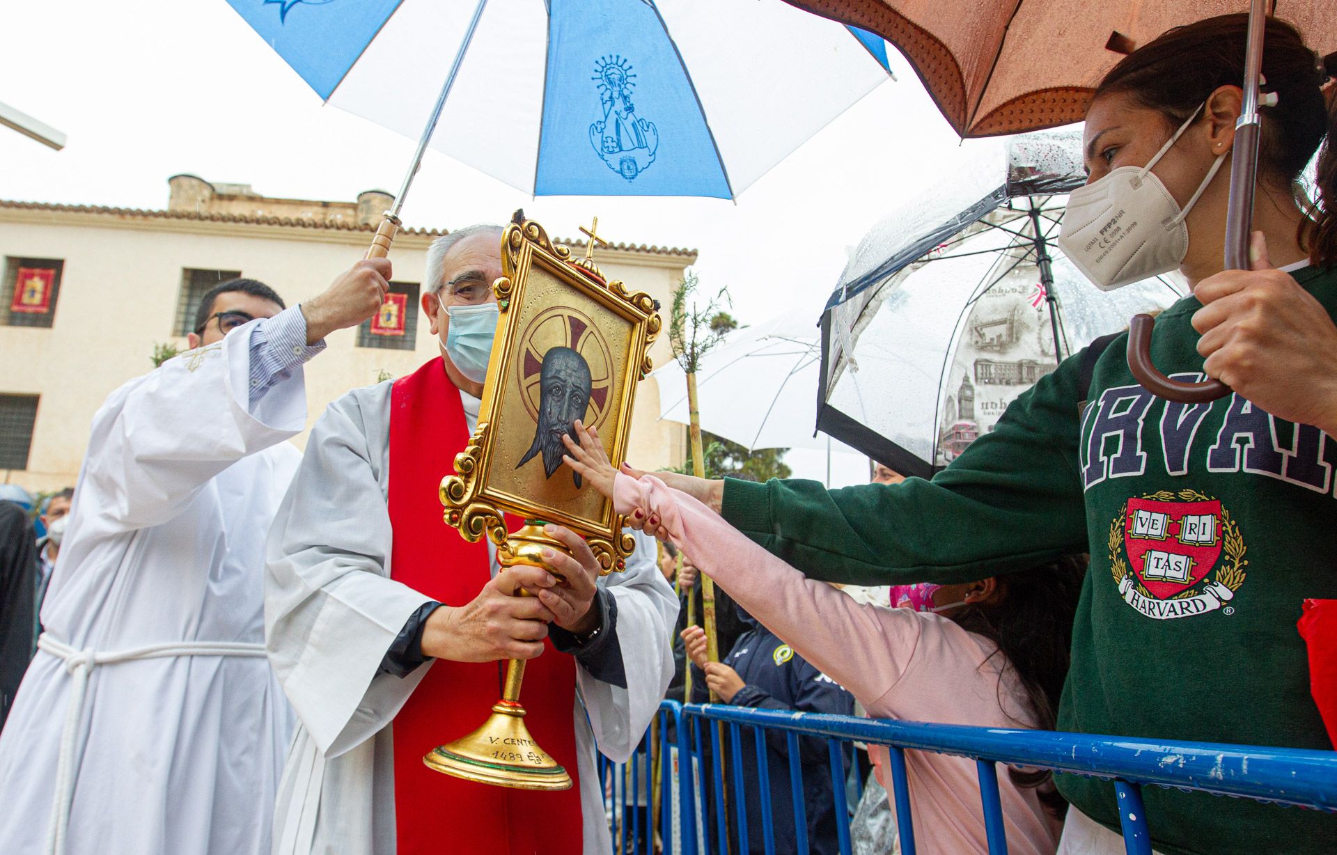 La lluvia no puede con la tradición