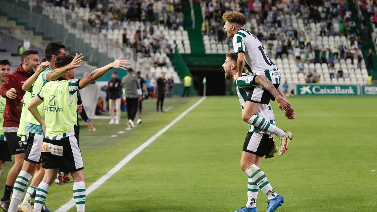 Simo y Antonio Casas celebran el gol del rambleño, segundo para el Córdoba CF ante el Antequera CF, el sábado en El Arcángel.