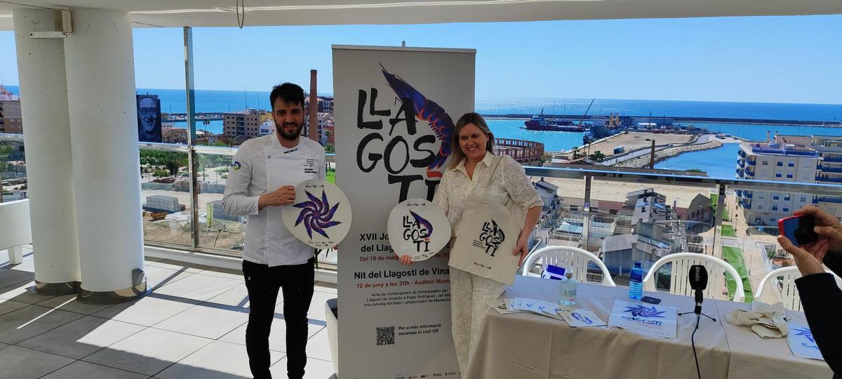 La concejala de Turismo, Mercedes García; junto al chef Rubén Miralles, miembro de la asociación Vinaròs Gastronòmic, presentaron en la terraza del Hotel Vinaròs esta nueva iniciativa y las Jornadas de Cocina del Langostino de Vinaròs.
