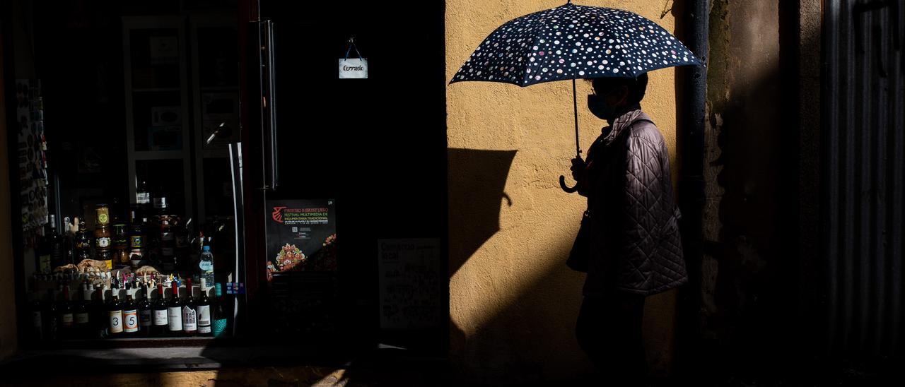 Una persona, con un paraguas para protegerse de la lluvia en una imagen de archivo.