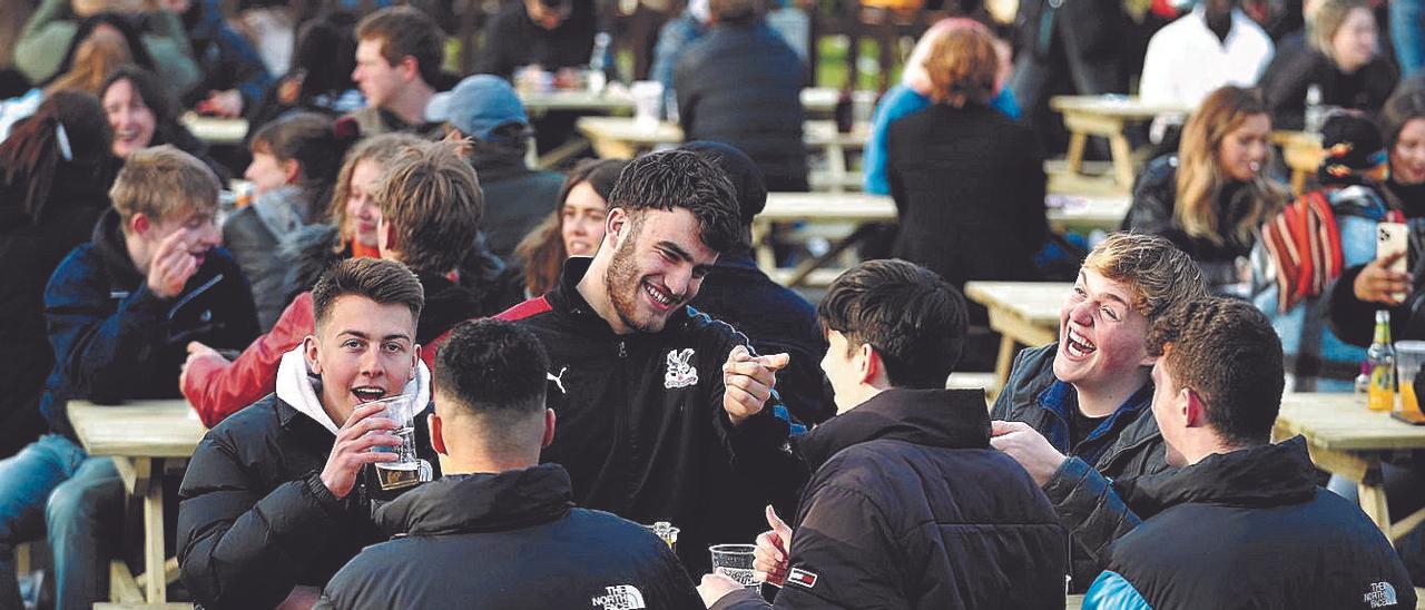 Un pub lleno de personas, ayer, en Londres en su reapertura tras varios meses de cierres.