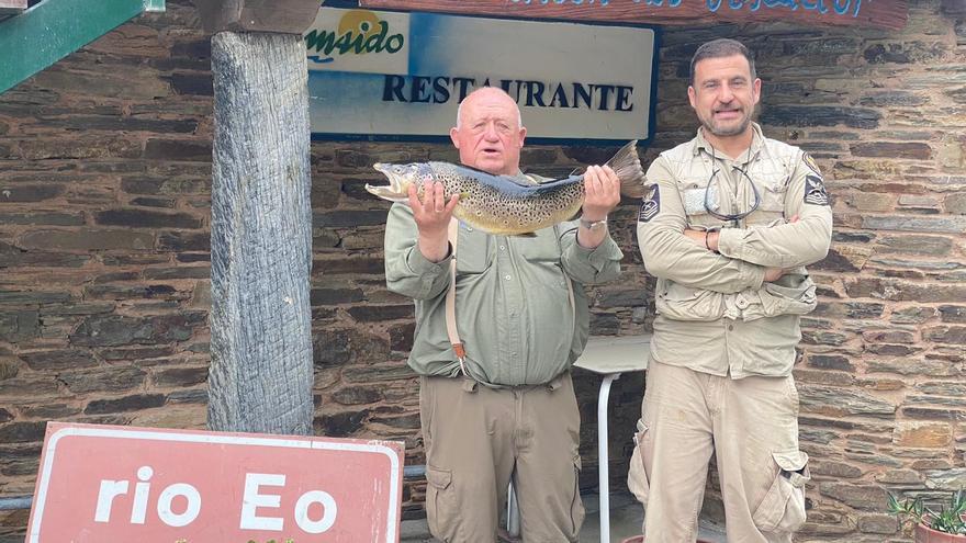 La trucha &quot;gigante&quot; que salió a cebo del río Eo