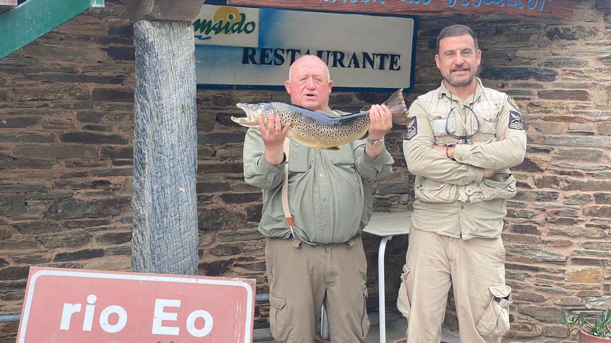 La trucha "gigante" que salió a cebo del río Eo