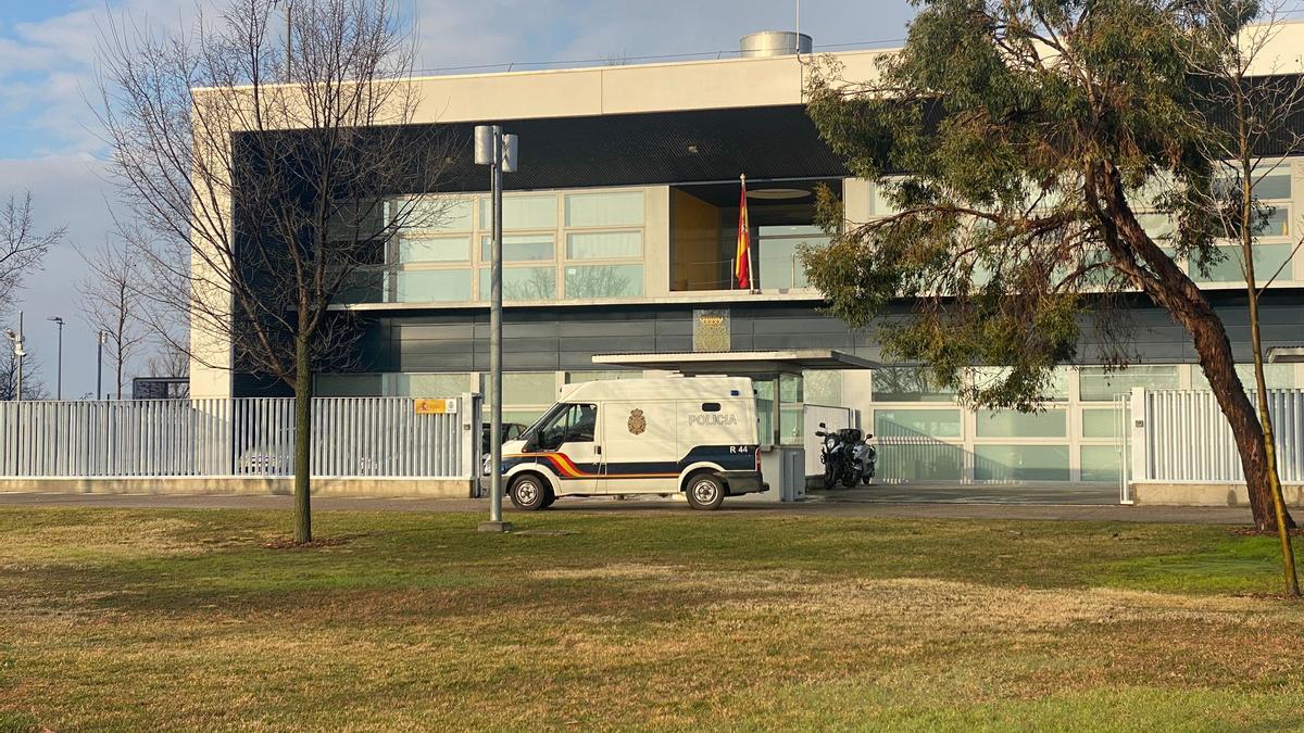 La joven que asesinó a su novio en Zaragoza, en un furgón policial camino del juzgado, este miércoles.
