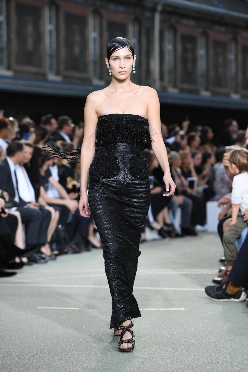 Bella Hadid de Givenchy Alta Costura en la Semana de la moda masculina de París