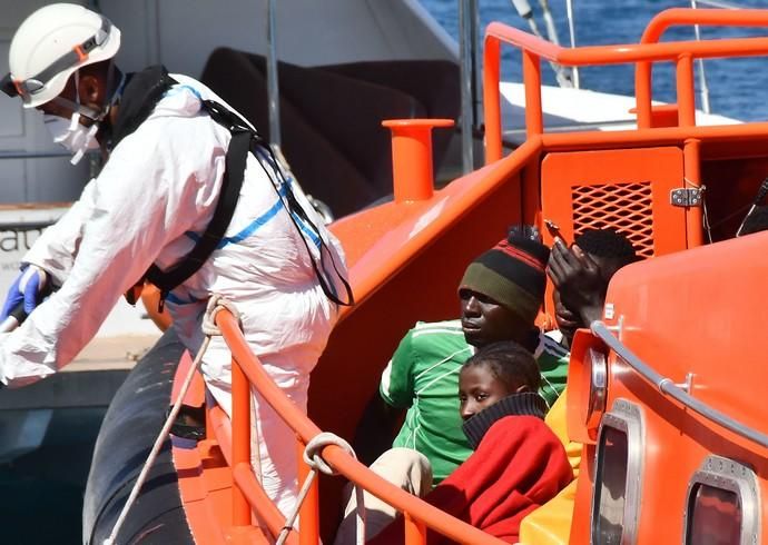 28/02/20 ARGUINEGUIN. MOGÁN. Llegada de migrantes al puerto de Arguineguin después de ser rescatados por un velero. Fotógrafa: YAIZA SOCORRO.  | 28/02/2020 | Fotógrafo: Yaiza Socorro