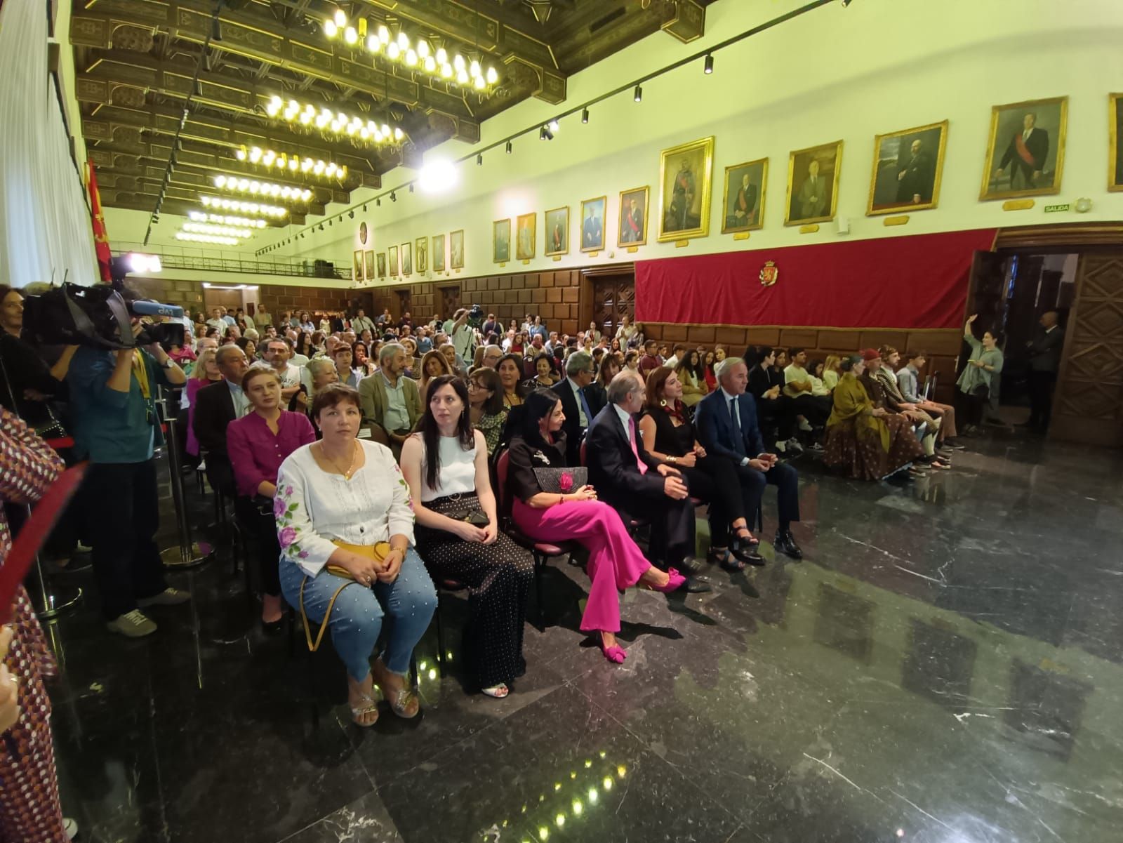 Zaragoza ha detenido las Fiestas del Pilar cinco minutos en repulsa por la agresión sexista