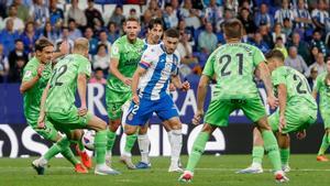 Óscar Gil, con Pere Milla detrás, rodeados de jugadores del Leganés, ayer en el Stage Front Stadium.