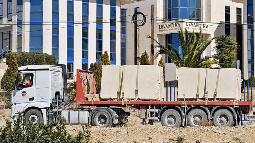 Un camión con mármol, ante la sede de Levantina, en imagen de archivo.