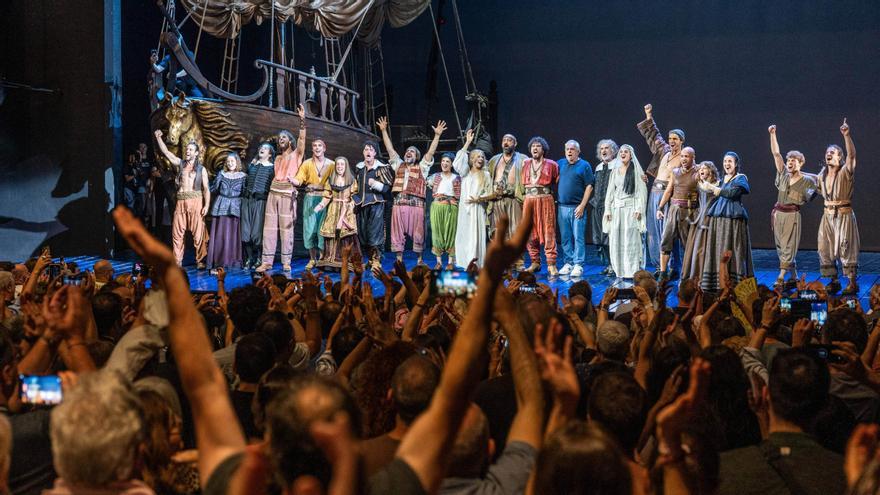Emotivo adiós a Dagoll Dagom tras la última función del musical 'Mar i cel'