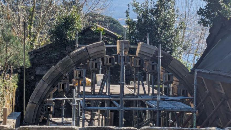 Los restauradores recolocan el arco original de la capilla de la isla de Cortegada