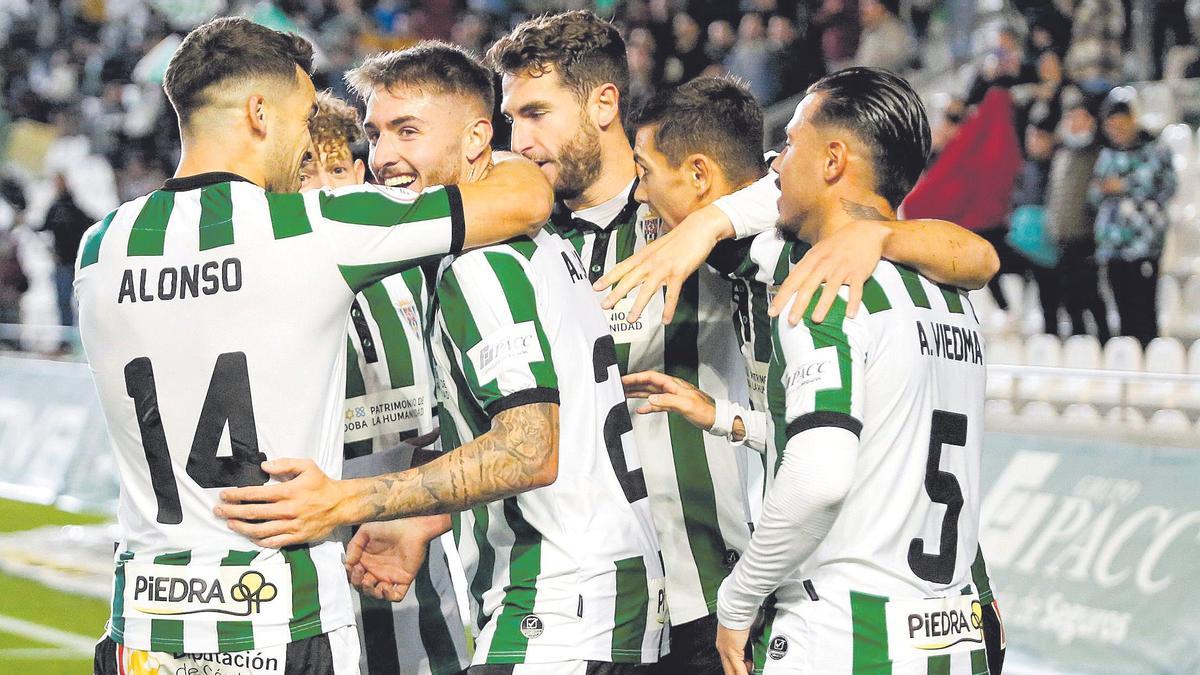 Los jugadores del Córdoba CF celebran el tercer gol ante el Mérida, obra de Casas, el pasado sábado.