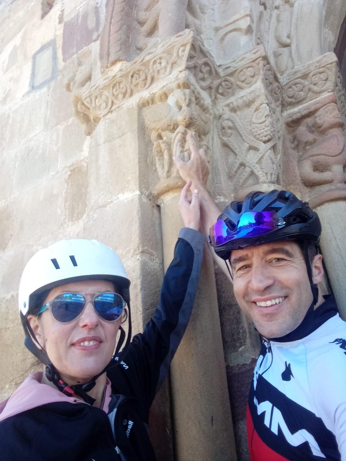 Chechu Rubiera y Laura Pozuelo, en la iglesia de Vega de Poja.