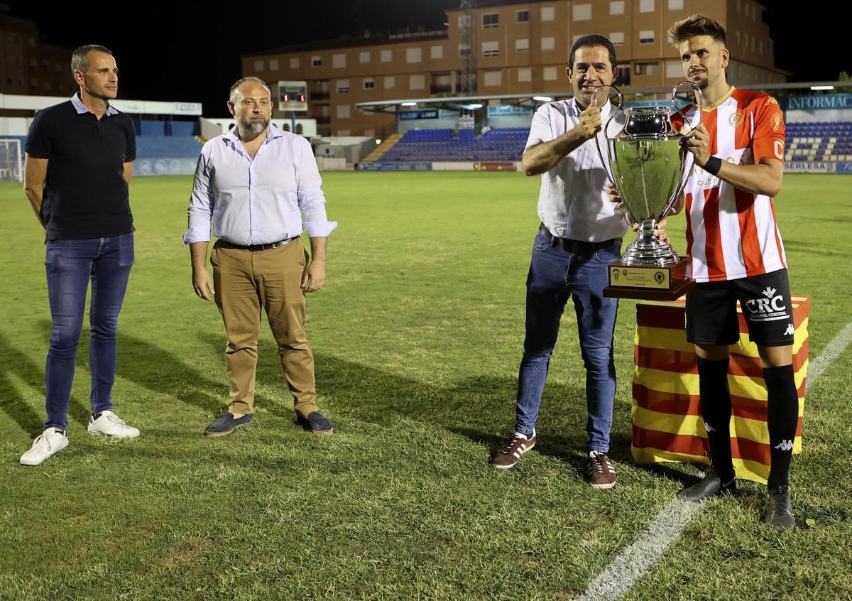 Toni Francés entrega el trofeo de ganador del Ciutat d'Alcoi al entonces capitán del Hércules Raúl Ruiz.