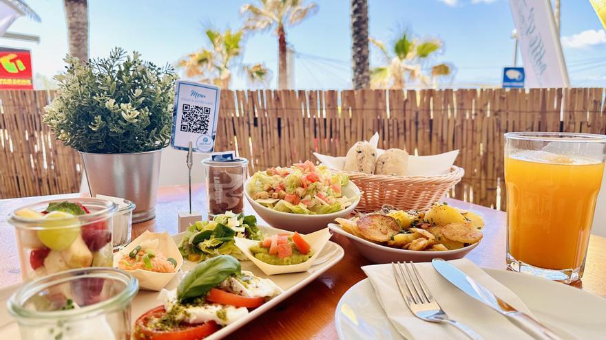 Leckeres Frühstück an der Playa de Palma: Hier schmeckt es mit Meerblick auf Mallorca