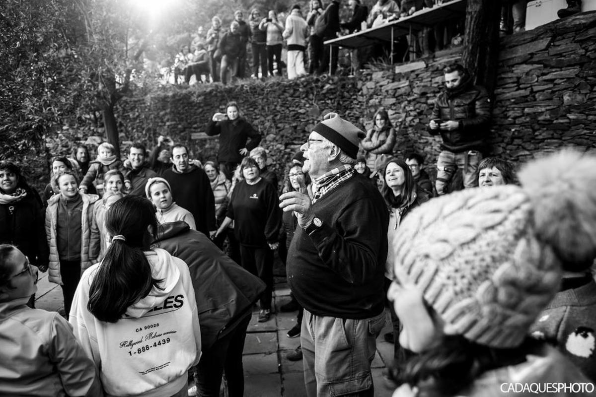 Imatge de l'aplec popular de Sant Sebastià el gener de l’any passat a l’ermita de Cadaqués amb el cadaquesenc Dionís Baró qui encara manté viva la tradició de les patacades.