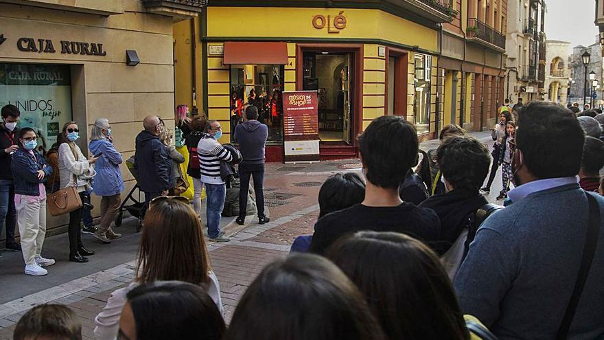 Público congregado frente a la actuación en Olé Couture. | Jose Luis Fernández