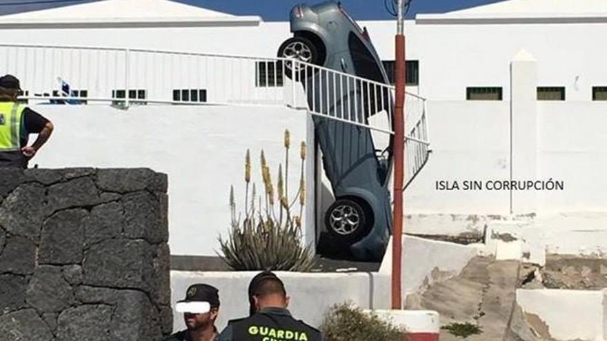 Un coche queda en posición vertical tras un accidente en Puerto del Carmen (Lanzarote)