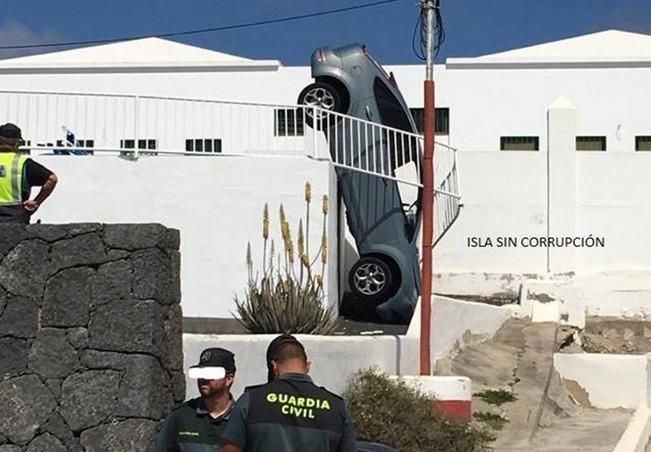 Un coche queda en posición vertical tras un accidente en Puerto del Carmen (Lanzarote)