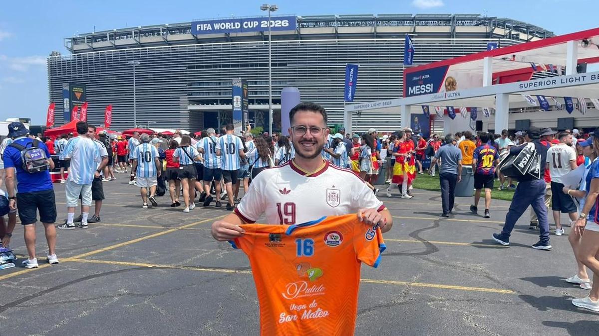 Jorge Betancor, director deportivo del Panadería Pulido, con una camiseta del club, en el acceso al Meatlife Stadium.