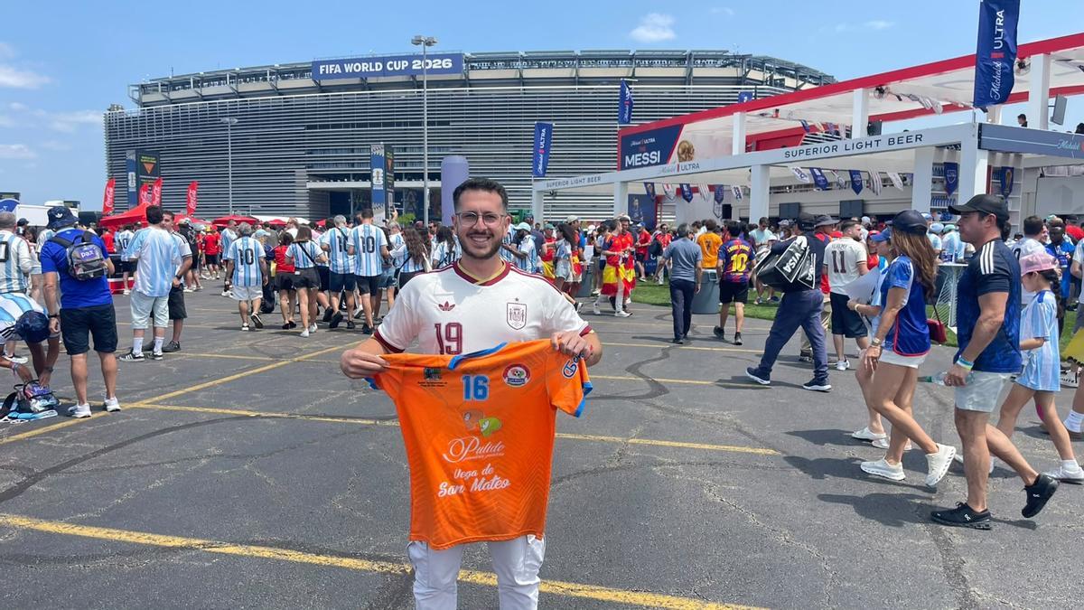 Jorge Betancor, director deportivo del Panadería Pulido, con una camiseta del club, en el acceso al Meatlife Stadium.
