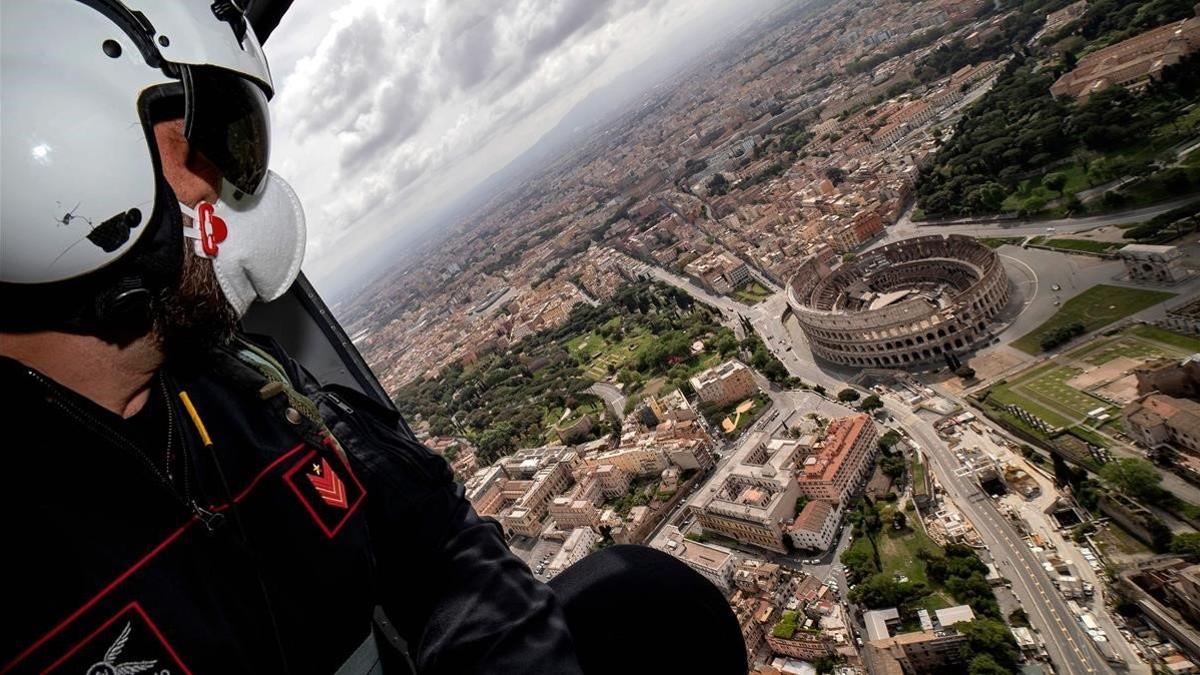Un carabinero patrulla en helicóptero sobre el área alrededor del Coliseo de Roma, este viernes.