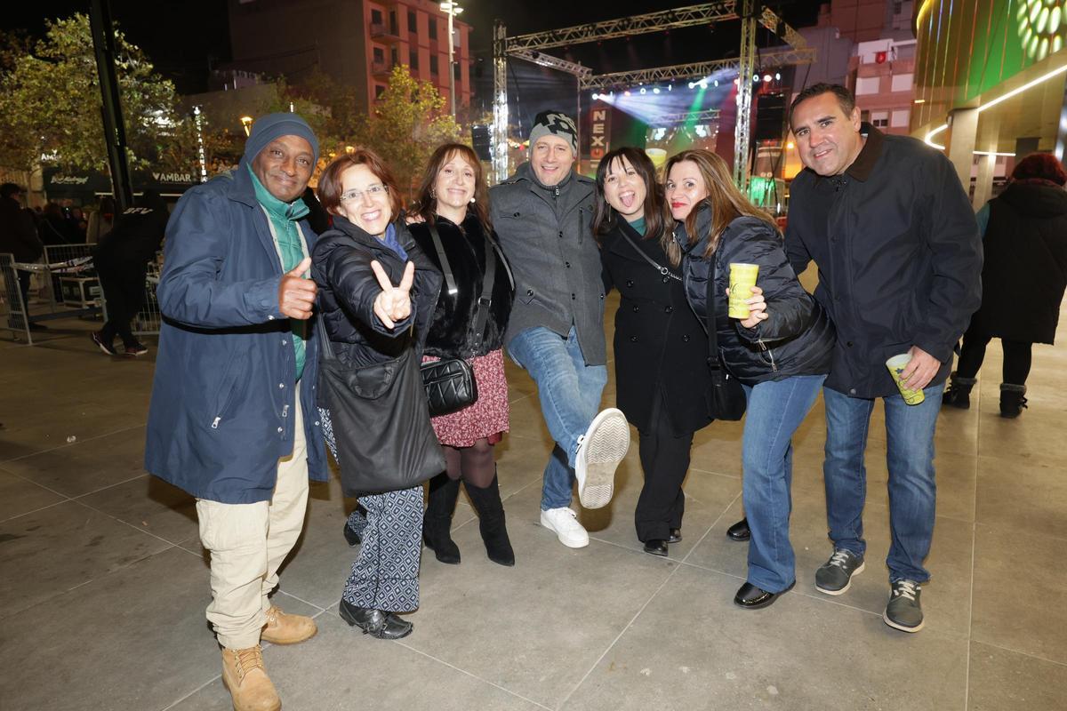 Galería de imágenes: Tardeo en la plaza del Estadio de la Cerámica de Vila-real
