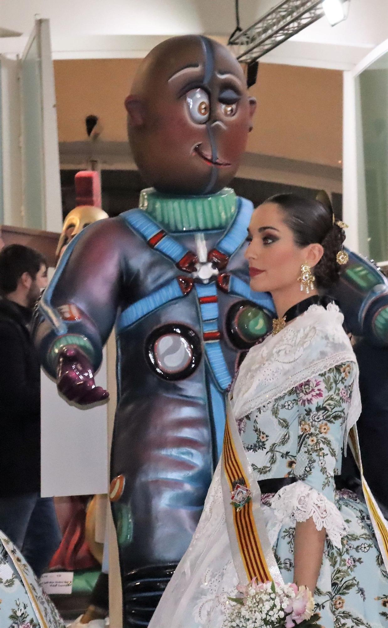 La comitiva oficial en la inauguración de la Exposición del Ninot