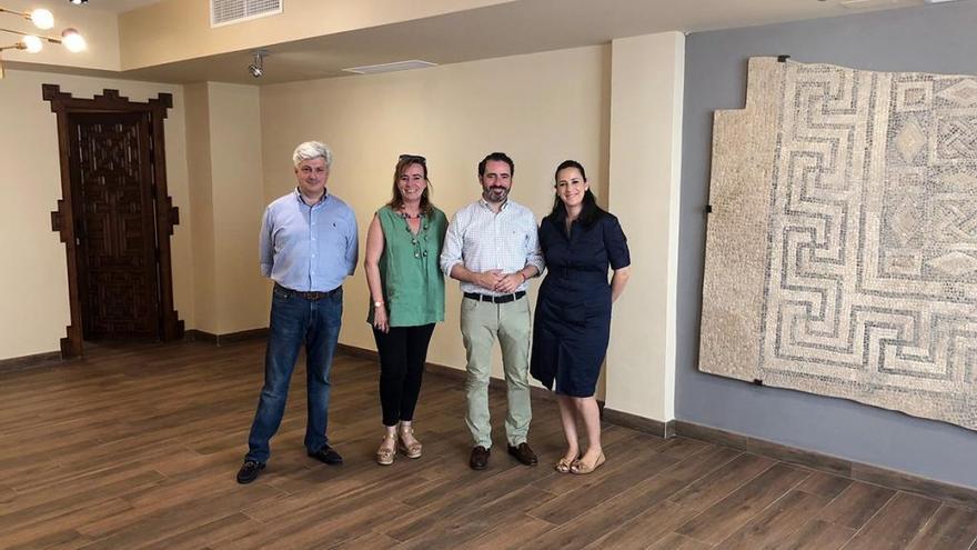 Belén Jiménez, con José Ramón Carmona y Ana Cebrián, en la Oficina de Turismo.