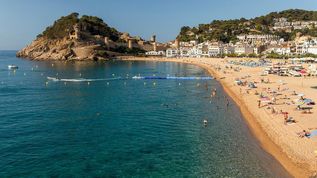 Imatge d'arxiu de la platja de Tossa de Mar plena de banyistes en plena temporada turísitca.