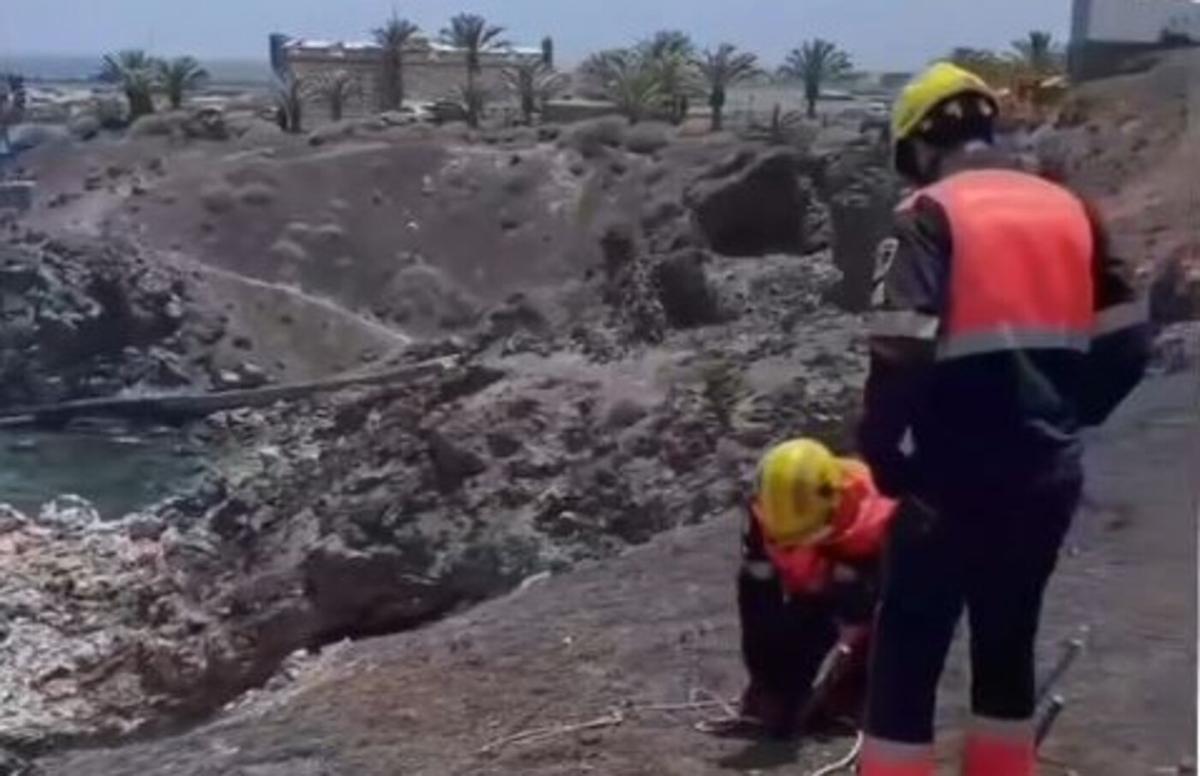Los bomberos se preparan para rescatar al joven que se precipitó por un acantilado de la Playa de La Arena, en Arrecife.