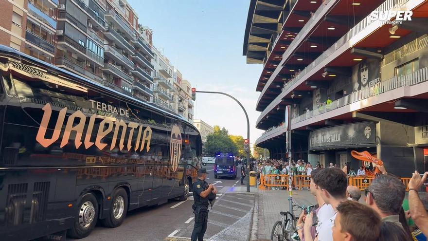El cálido recibimiento de la afición al equipo antes del Valencia CF – Real Betis