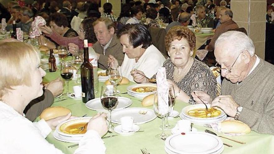 Asistentes a la cena de Cáritas celebrada en Alcañices.