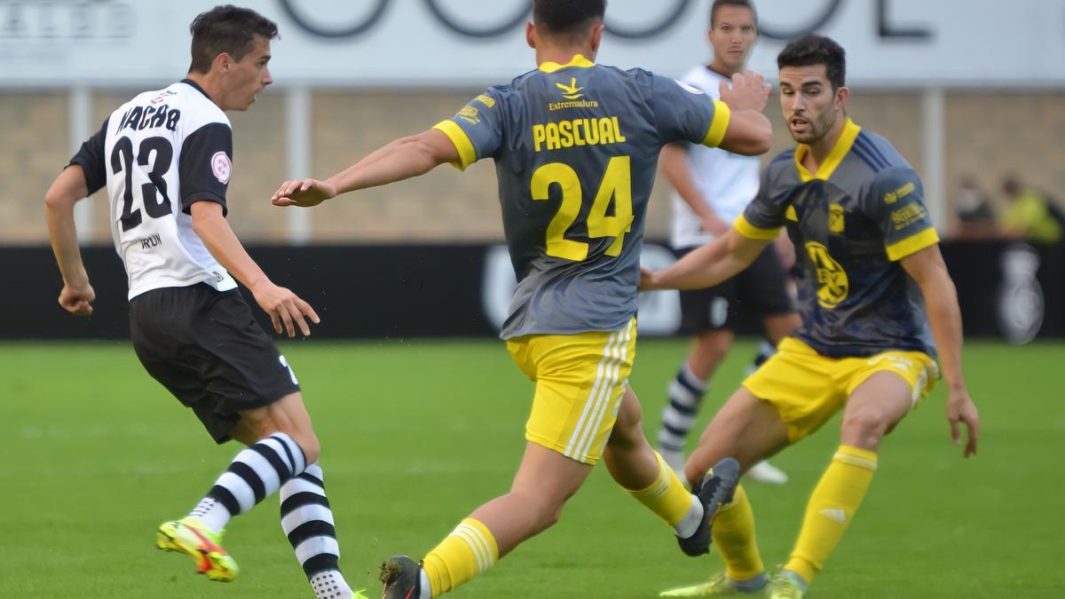 Una acción del encuentro de este sábado entre el Real Unión de Irún y el Badajoz.